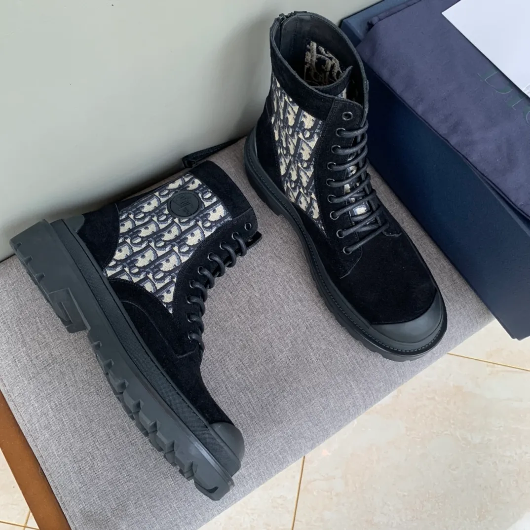 [DIOR] Top P: 920💰 Number of yards: 39~44 (38.45 custom-made, non-refundable) Dior Dior~ Winter series, original 1:1 development Casual men's leather shoes Made with heavy investment, shoes and boots are made of imported cowhide + imported Dior special fabric Not easily deformed black cowhide lining Dior large hardware inlay Original TPU vacuum outsole, black cowhide Black open edge beads Military green suede Black suede Khaki suede leather is crafted by a large factory, and the perfect product is only prepared for you who know your taste! Any comparisons are welcome.